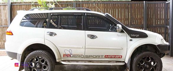 สน๊อคเกิ้น Mitsubishi Pajero sport และ Triton (ทรงครอส) ราคาชุดละ 6,500 บาท
